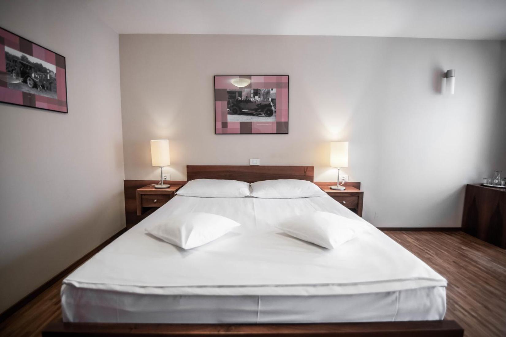 Hotel Dvor Jezersek Brnik Cerklje na Gorenjskem Cameră foto
